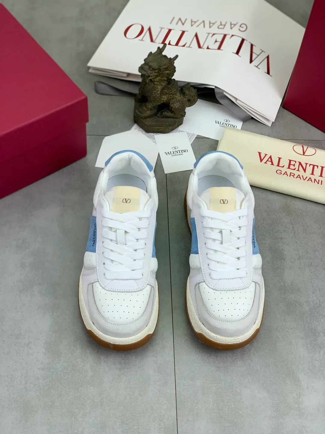 Men's men's shoes 💰P600 New model Latest Valentino Valentino V family new casual young fashion trend sports shoes Full of vitality No age limit Very light and comfortable on the feet Packaging Original purchase and development Production of goods Various color combinations are eye-catching Activate the charming sunny boy Shoe design combines coolness with daily style Full of street style Multi-color options!   Fabric: original material splicing/first-layer cowhide Lining: imported cowhide/original logo sweat-absorbent and breathable foot pad Outsole: TPU foam lightweight material outsole Brand injection insole Code number: 38-46 Full set of packaging Color: 3️⃣ colors available